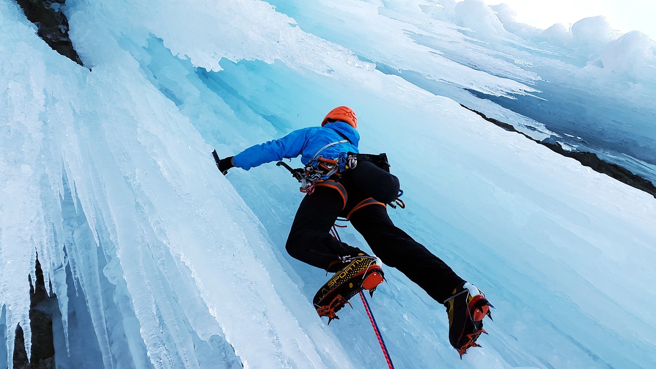 alpiniste escaladant une cascade de glace