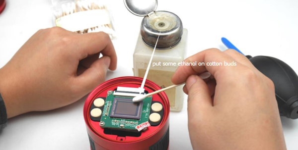 Nettoyage du capteur d'une cam&eacute;ra refroidie ZWO &agrave; l'aide d'un coton-tige et d'alcool &eacute;thanol